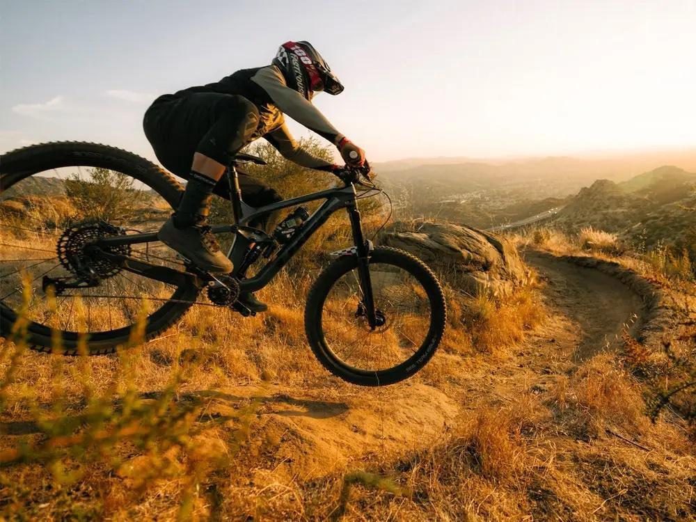 Mountain biker on trail / Cycliste de montagne sur sentier