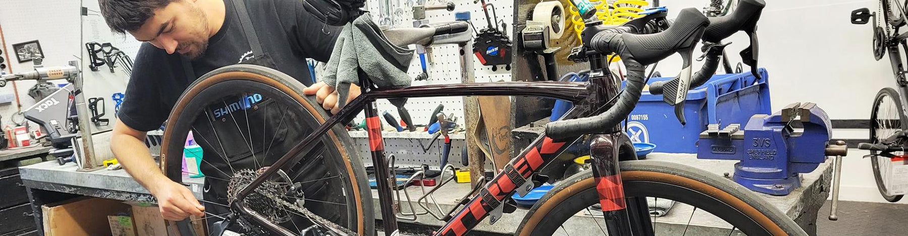 Man servicing a bike / Homme réparant un vélo