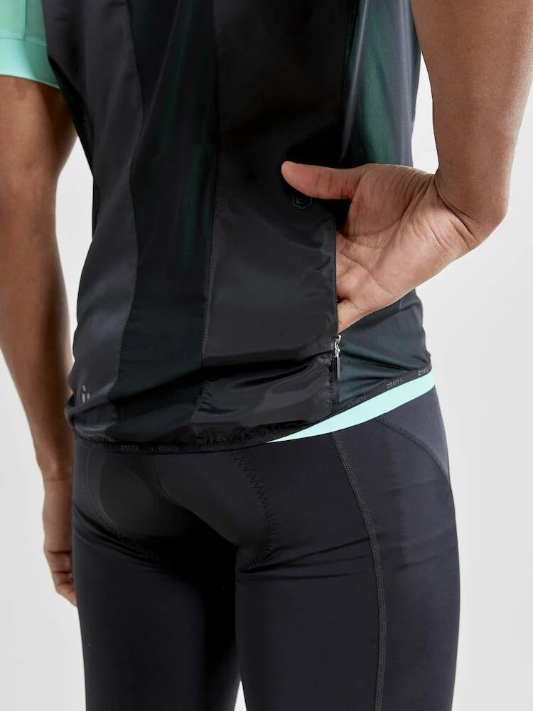 Craft Essence Light wind vest in black, close-up back view with the back pocket unzipped