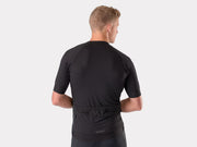 Man weating black cycling jersey, back view with pockets