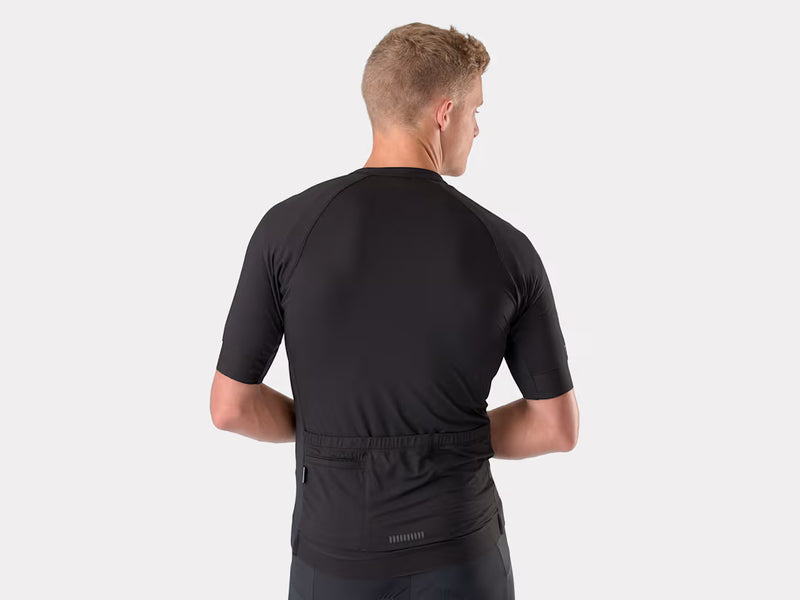 Man weating black cycling jersey, back view with pockets