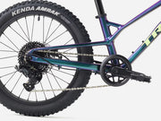 Trek Wahoo 20 Trail kids’ mountain bike in Emerald Iris, close-up of the drivetrain showing the crank, chain, rear derailleur, and microSHIFT Advent branding