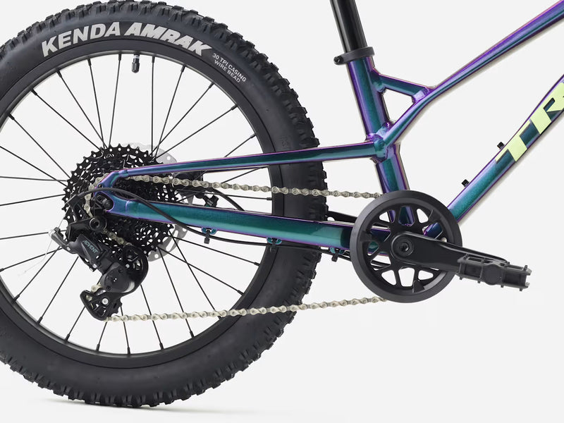 Trek Wahoo 20 Trail kids’ mountain bike in Emerald Iris, close-up of the drivetrain showing the crank, chain, rear derailleur, and microSHIFT Advent branding