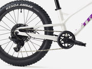 Trek Wahoo 20 Trail kids’ mountain bike in Crystal White, close-up of the drivetrain showing the crank, chain, rear derailleur, and microSHIFT Advent branding
