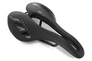 Selle SMP VT30C Saddle diagonal view with visible Italy‑colour thread lines above the embossed Handmade in Italy text near the ergonomic cutout.