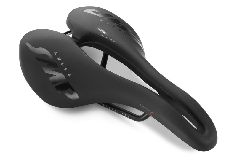 Selle SMP VT30C Saddle diagonal view with visible Italy‑colour thread lines above the embossed Handmade in Italy text near the ergonomic cutout.