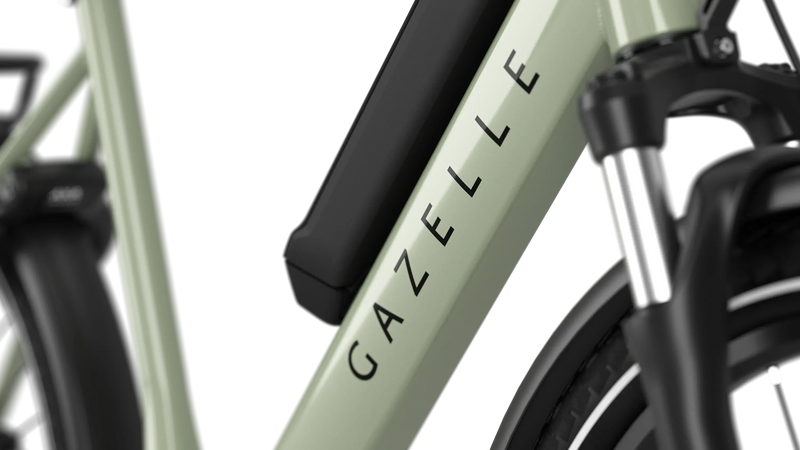 Gazelle Medeo T9 City in Caramel Khaki Gloss, close-up of frame with Gazelle logo