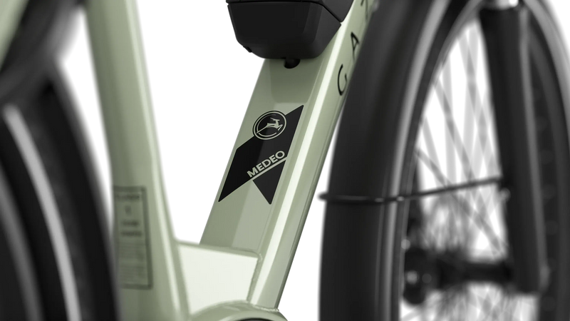 Gazelle Medeo T9 City in Caramel Khaki Gloss, detailed close-up of frame and Gazelle 'Medeo' branding
