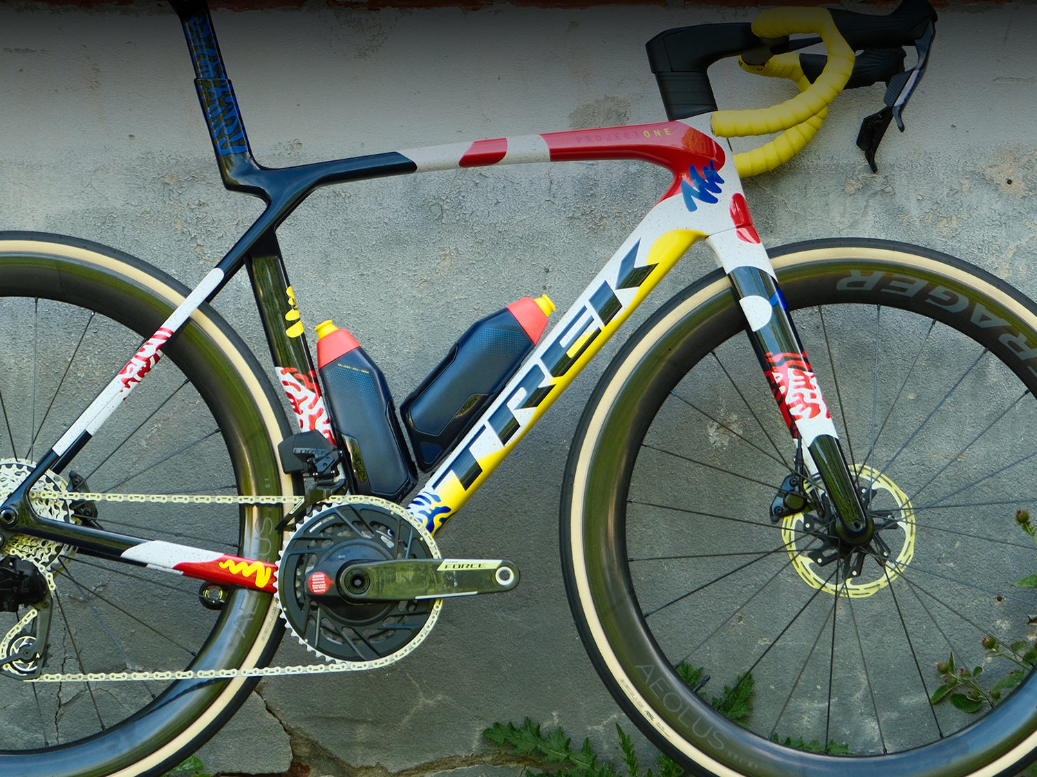 Colorful Trek bicycle on concrete surface / Vélo Trek coloré sur surface en béton
