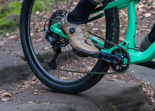 Shimano SH-XC302 cycling shoe on a bike pedal, outdoors